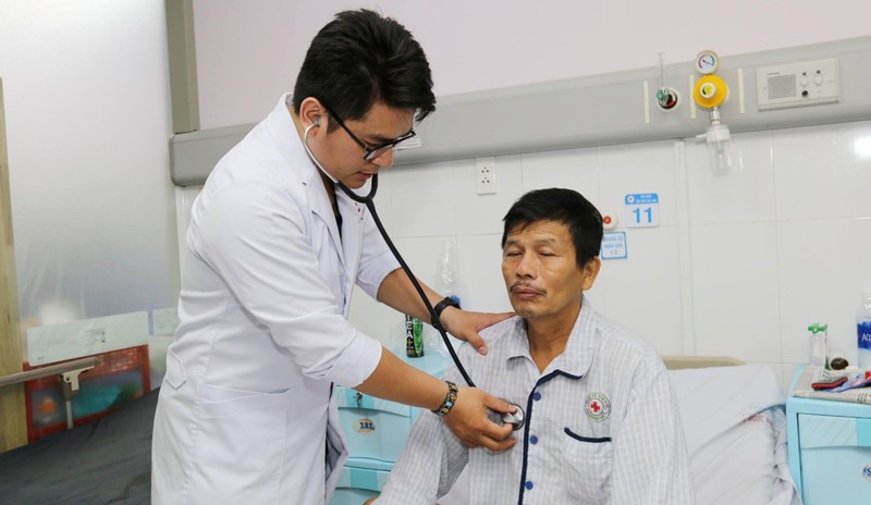 Bác sĩ Bệnh viện quận Thủ Đức (TP Hồ Chí Minh) thăm khám cho bệnh nhân (Ảnh: BVCC)