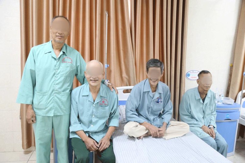 Các bệnh nhân chụp ảnh cùng nhau sau khi được điều trị khỏi bệnh tại Bệnh viện đa khoa tỉnh Phú Thọ.