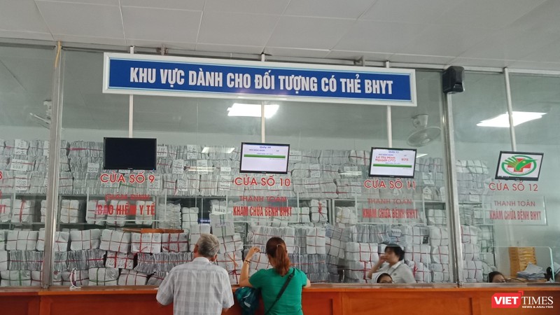 Bệnh nhân tới đăng ký khám, chữa bệnh bảo hiểm y tế tại Bệnh viện đa khoa Thành phố Vinh (Nghệ An).