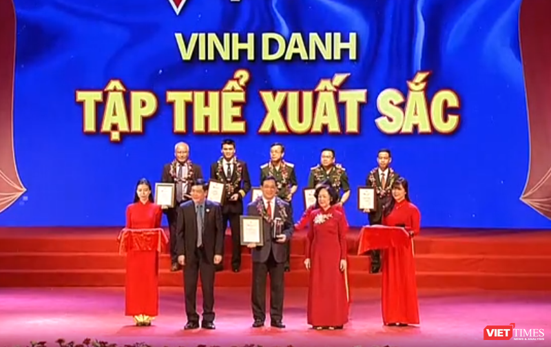 Ông Lương Ngọc Khuê - Cục trưởng Cục Quản lý Khám, chữa bệnh nhận giải thưởng tập thể xuất sắc tại Chương trình Vinh quang Việt Nam 2019.