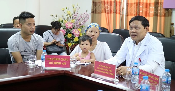 Vợ chồng bệnh nhân Nguyễn Thị Liên tới đón bé Bình An tại Bệnh viện Phụ sản Trung ương hôm nay 15/7.