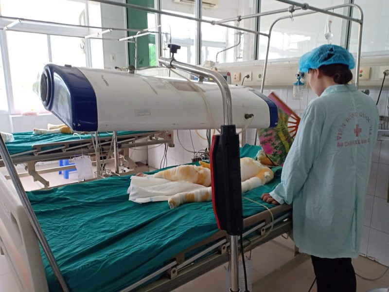 Người nhà bệnh nhi chăm sóc cho một trong 3 em bé ở Hà Nam bị bỏng.