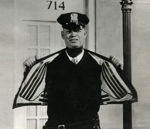 Áo khoác có lò sưởi điện bên trong dành cho cảnh sát giao thông ở Mỹ năm 1932.