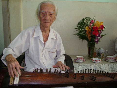 NSND Viễn Châu - danh cầm Bảy Bá bên cây đàn tranh sau đợt bạo bệnh năm 2012. 