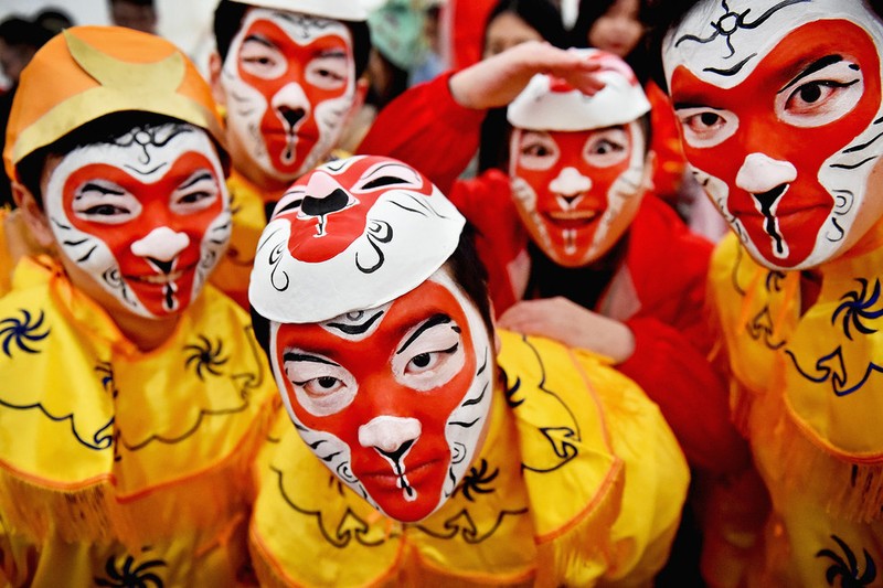 Các thành viên của cộng đồng người Hoa ở Glasgow, Scotland, trong bữa tiệc mừng Tết Bính Thân với trang phục truyền thống.