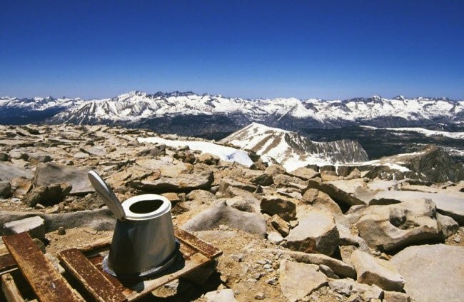 Nhà vệ sinh lộ thiên trên núi Whitney Throne, California, Mỹ.