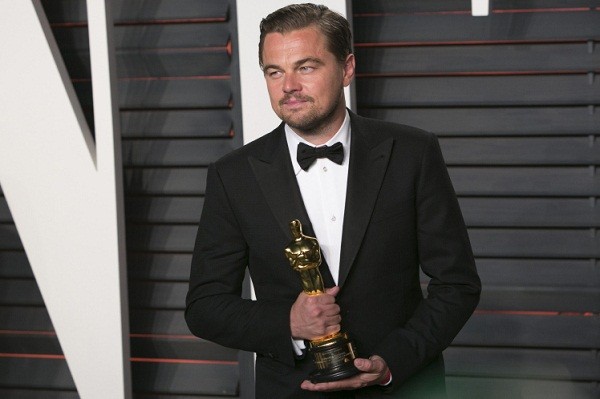 Video: “Chuyện tình” giữa Leonardo DiCaprio và tượng vàng sau đêm trao giải