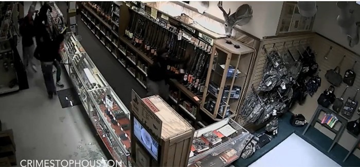 Video: Táo tợn phá cửa cướp súng kiểu Mỹ 