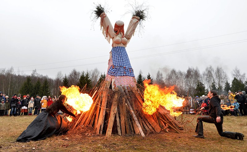Những người tham gia lễ hội tại Bảo tảng Quốc gia về Kiến trúc và Văn hóa Dân gian Belarussia đốt một cô bù nhìn bằng rơm.