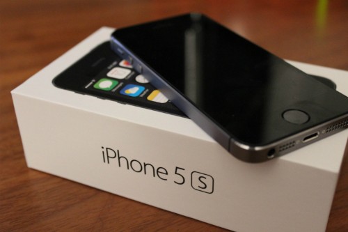iPhone 5s cũng được nhiều người chuộng vì kiểu dáng nhỏ gọn, nhưng vuông vắn, sắc nét hơn iPhone 6, 6s.