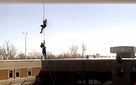 Video: Tù nhân đu dây trực thăng vượt ngục như phim hành động