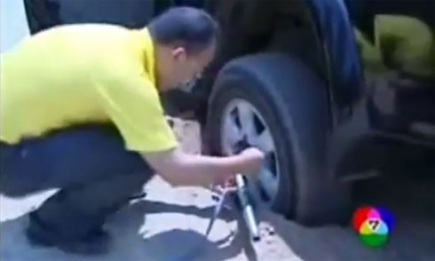 Video: Mẹo bỏ túi giúp ôtô thoát vũng lầy