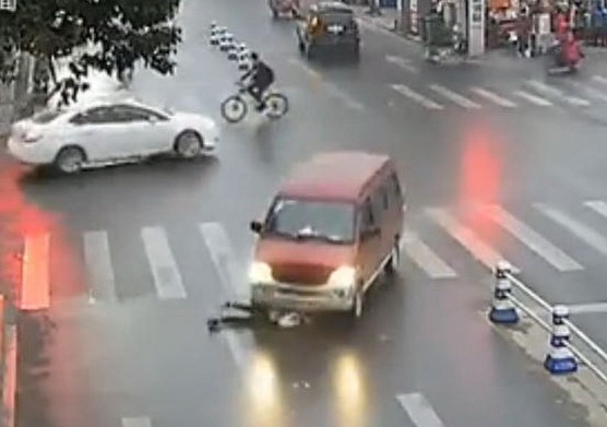 Video: Thót tim xem giải cứu cô gái bị ô tô chèn ngang người