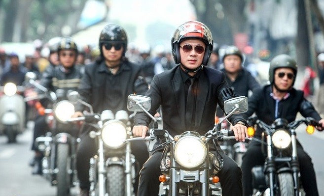MC Anh Tuấn dẫn đầu đoàn xe trong lễ đưa tiến ca/nhạc sĩ Trần Lập về nơi an nghỉ cuối cùng.