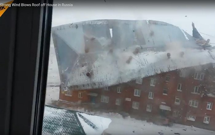 Video: Gió thổi bay mái nhà 5 tầng