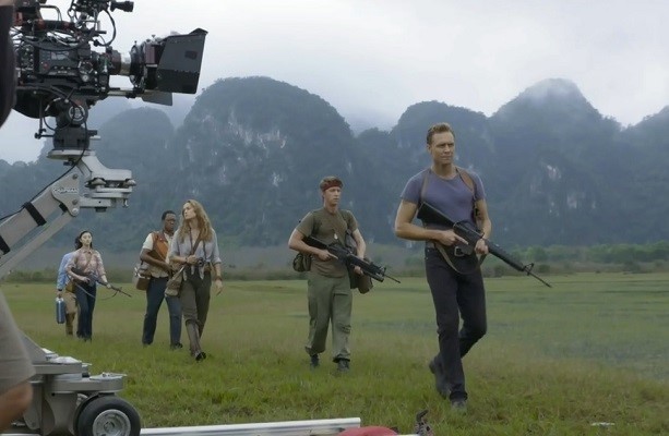 Các diễn viên của Kong: Skull Island trong một cảnh quay thực hiện tại Việt Nam. Ảnh: MTV