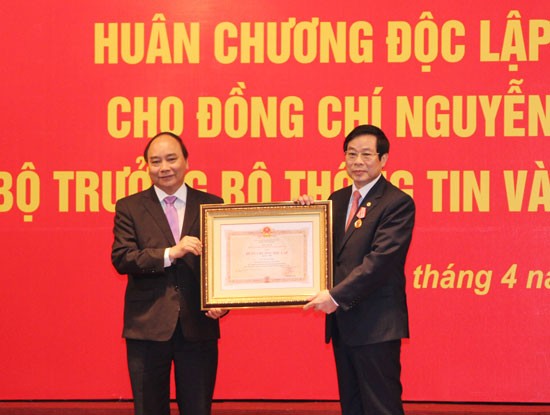 Thủ tướng Nguyễn Xuân Phúc trao Huân chương Độc lập hạng Nhì cho Bộ trưởng Bộ TT&TT Nguyễn Bắc Son. Ảnh: Việt Hải