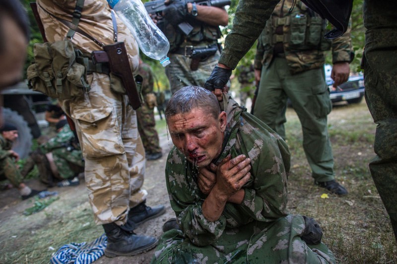 Lính dù Ukraine bị bắt làm tù binh trong trận đánh chiếm thành phố Shakhtersk 