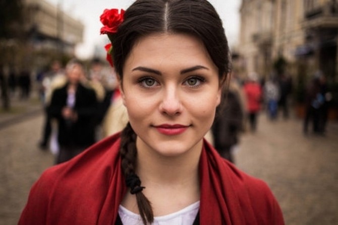 Noroc đã dành 3 năm để tập hợp các bức ảnh cho album "The Atlas of Beauty". Người phụ nữ này được chụp hình trên đường phố ở Moldova.