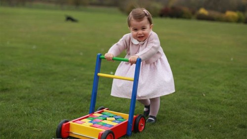 Hoàng gia Anh tung loạt ảnh công chúa Charlotte tròn một tuổi