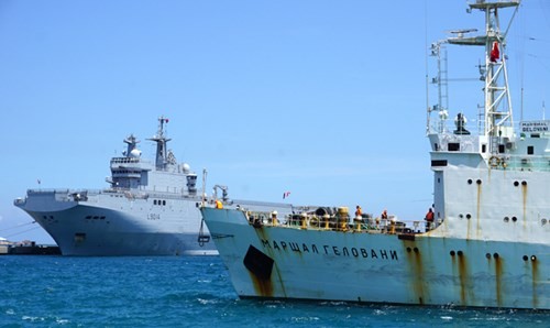 Tàu Marshal Gelovani neo tại Cảng Quốc tế Cam Ranh, cạnh tàu Tonnerre của Pháp đã tới đây trước vài giờ