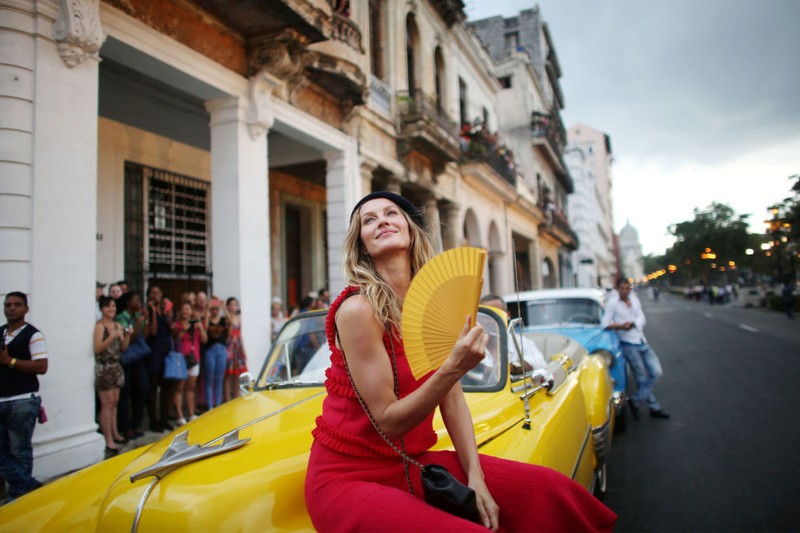Top model Brazil, người mẫu Gisele Bundchen trong bộ sưu tập cho du thuyền Chanel của nhà thiết kế Karl Lagerfeld trên đường phố Havana, Cuba.