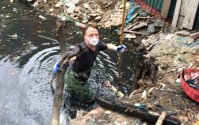 Khách Tây lội cống thối ở Hà Nội để vớt rác
