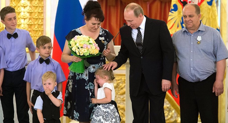 Video: Putin trổ tài dỗ bé gái đang khóc ở điện Kremlin