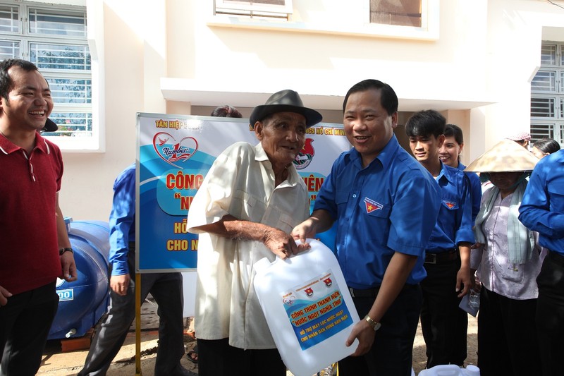 Ông Nguyễn Phi Long_Bí thư Trung ương Đoàn trao tặng nước ngọt sau khi lọc cho người dân tại Long An