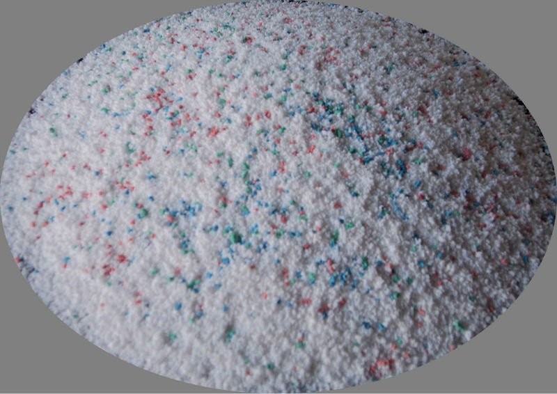 Tại sao trong bột giặt có các hạt màu xanh, đỏ?