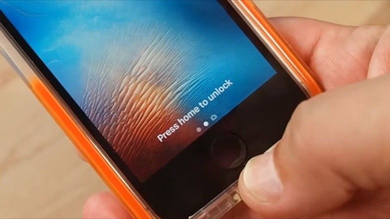 Trên iOS 10, người dùng phải ấn vào nút home để mở khoá thay vì chạm nhẹ như trước lên touch ID.