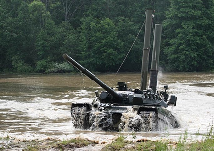 Được biết xe tăng T-72B có thể di chuyển dưới nước đến 2,5 km, ở độ sâu 5 m, và có thể sử dụng các loại vũ khí khi đang di chuyển dưới nước.