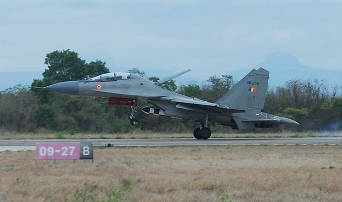 Tiêm kích Su-30MKI của Ấn Độ lần đầu tiên thử nghiệm bay với 1 tên lửa BrahMos nặng 2,5 tấn