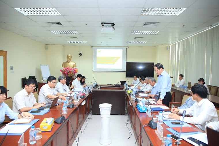 Tổng giám đốc Tổng công ty Bưu điện Việt Nam Phạm Anh Tuấn báo cáo với Thứ trưởng Nguyễn Minh Hồng về hoạt động sản xuất kinh doanh 6 tháng đầu năm 2016