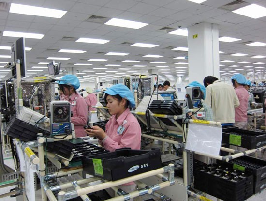 Công nghiệp phần cứng, điện tử góp tới trên 93% doanh thu ngành công nghiệp CNTT Việt Nam năm 2015 (Trong ảnh: Sản xuất điện thoại di động tại Công ty Samsung Bắc Ninh. Nguồn ảnh: baohaiquan.vn)