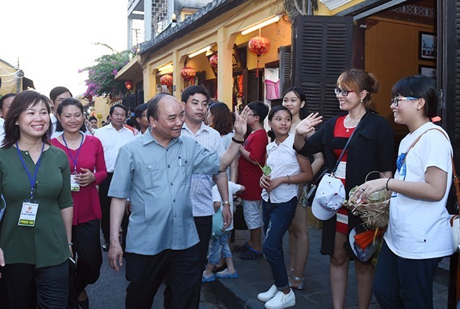 Thủ tướng vẫy tay chào du khách ở phố cổ Hội An.