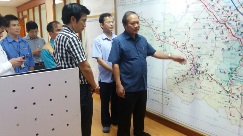 Bộ trưởng Trương Minh Tuấn làm việc với Viettel Yên Bái về tình hình phòng chống bão lụt, đảm bảo thông tin thông suốt trong thời gian mưa bão.