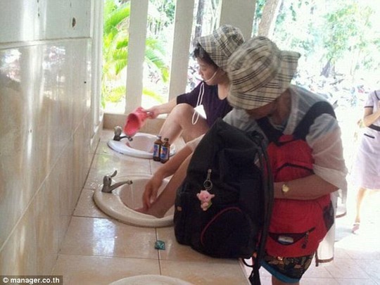 Du khách Trung Quốc rửa chân trong bồn rửa mặt