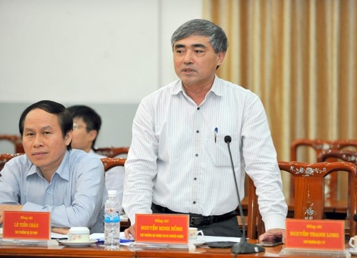 Ông Nguyễn Minh Hồng (người đứng) - Thứ trưởng Bộ Thông tin Truyền thông.