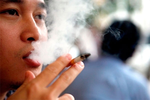 Đối với sản phẩm thuốc lá điếu, tỉ lệ hút ở cả nam và nữ giảm từ 19,9% xuống 18,2%, so với năm 2010.