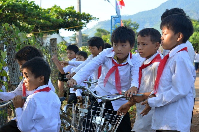 Các em nhỏ Trường tiểu học Cư Pui 2 tự đi xe đạp đến trường dự khai giảng (ảnh Intetnet)