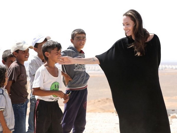 Đặc phái viên của Cao ủy Liên hợp quốc về người tị nạn Angelina Jolie Pitt - mặc váy đen.