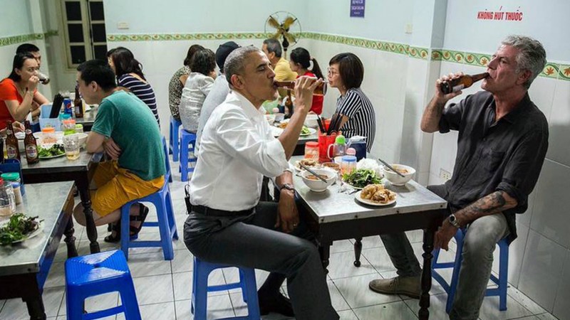 "Món này thật tuyệt vời! Xuất sắc! Quá ngon!", ông Obama đã thốt lên sau khi ăn miếng bún đầu tiên.