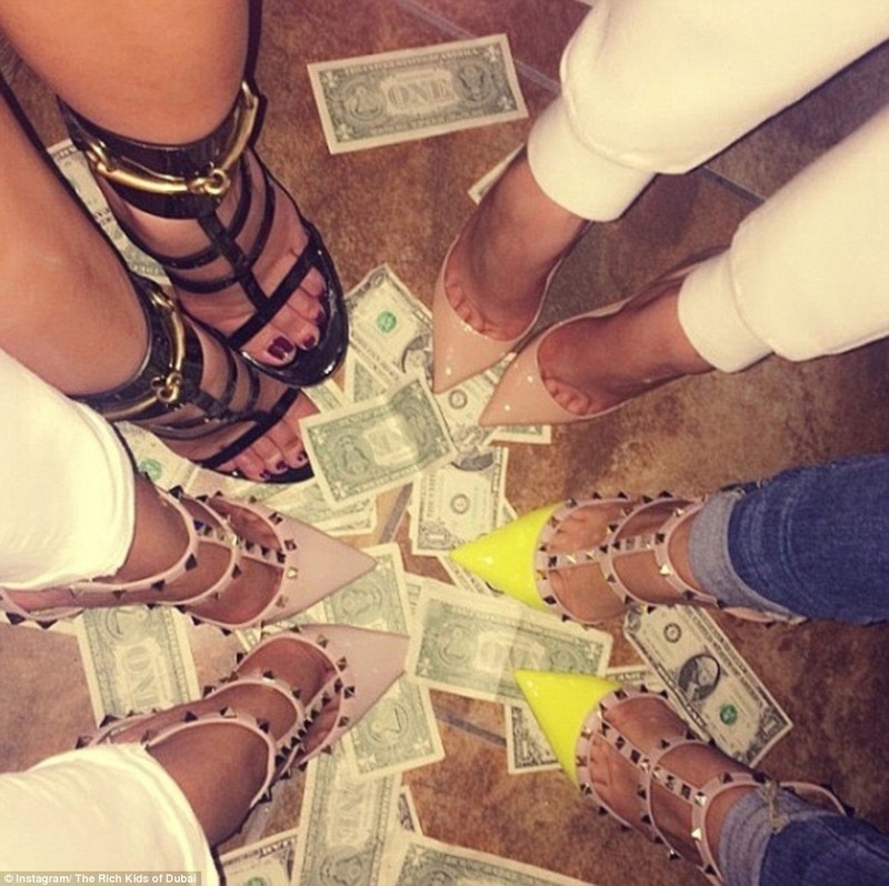 Trong những buổi tiệc tùng của giới nhà giàu Dubai, thú giẫm lên tiền luôn tạo ra sự phấn khích.