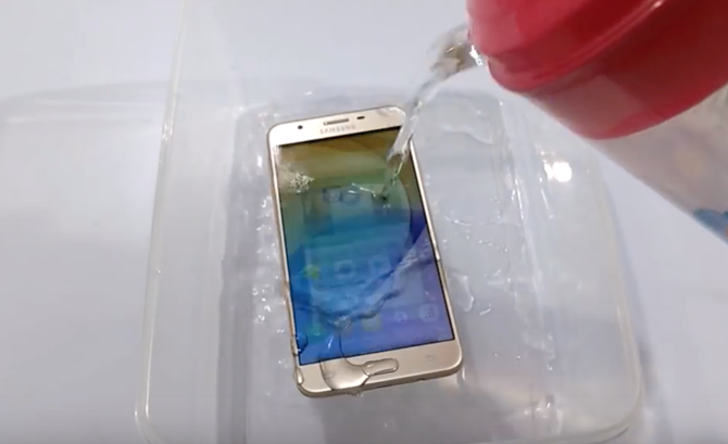 Dù chỉ là một smartphone tầm trung nhưng Galaxy J7 Prime vẫn phải đối mặt thử thách kiểm tra độ bền, khả năng chống nước.