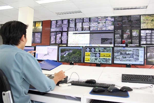 Thành phố thông minh cần phải có các hệ thống điều khiển hiện đại (Ảnh chụp Trung tâm Quản lý đường hầm sông Sài Gòn, nơi tích hợp các camera giám sát toàn thành phố).