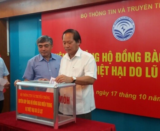 Bộ trưởng Trương Minh Tuấn (bên phải) và thứ trưởng Nguyễn Minh Hồng ủng hộ đồng bào lũ lụt miền Trung.