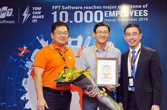 Chủ tịch FPT Software Hoàng Nam Tiến (trái) chúc mừng nhân viên thứ 10.000.