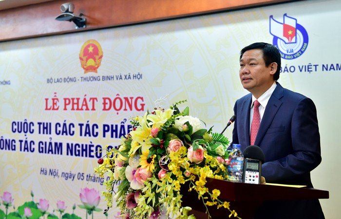 Phó Thủ tướng Vương Đình Huệ phát biểu tại Lễ phát động Cuộc thi các tác phẩm báo chí về công tác giảm nghèo giai đoạn 2016-2020. 