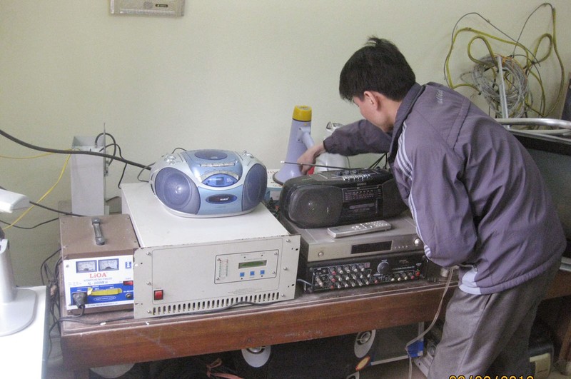 Nhân viên kỹ thuật đang bảo trì hệ thống phát thanh. Ảnh: Sở TT&TT Lào Cai.
